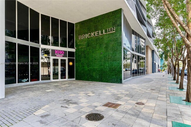 Building Photo - 1010 SW 2nd Ave