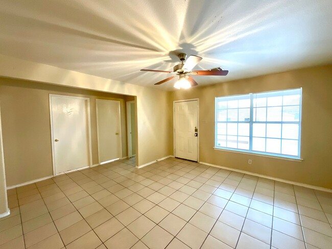 Building Photo - **APPLICATION RECEIVED** **MOVE IN SPECIAL** Charming 3-Bed, 2-Bath Home with Fenced Yard – Pet F...