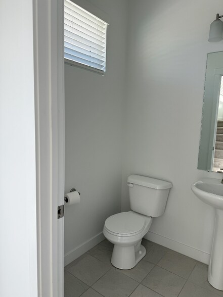 Building Photo - 548 900 W