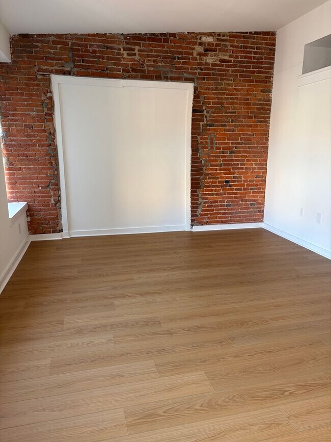 Building Photo - Welcome to Urban Elegance in the Heart of Historic Old City, Philadelphia