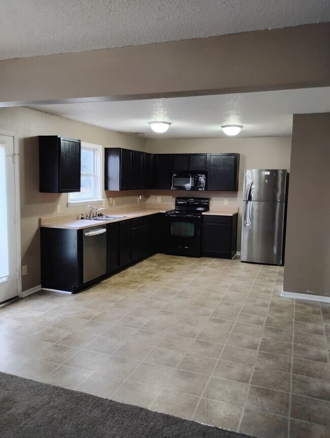 Building Photo - 3 Bd 2.5 Ba Townhome with attached garage