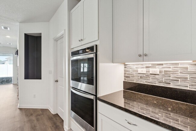 Building Photo - Spacious 5-Bedroom Home with Office, Den & Included Electric!