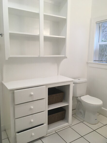 Building Photo - 2035 N Vista del Mar Ave