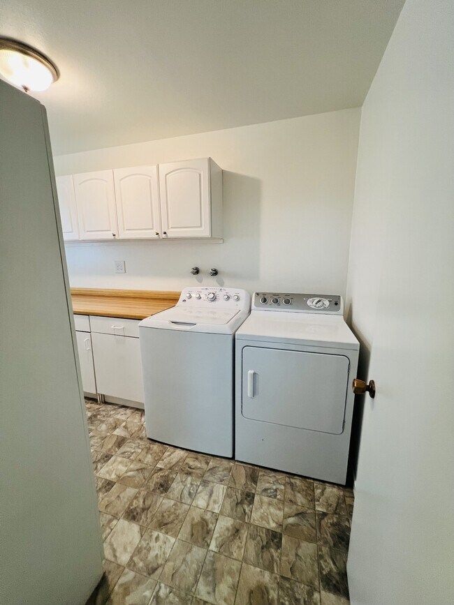 Building Photo - 500 River Oaks Dr