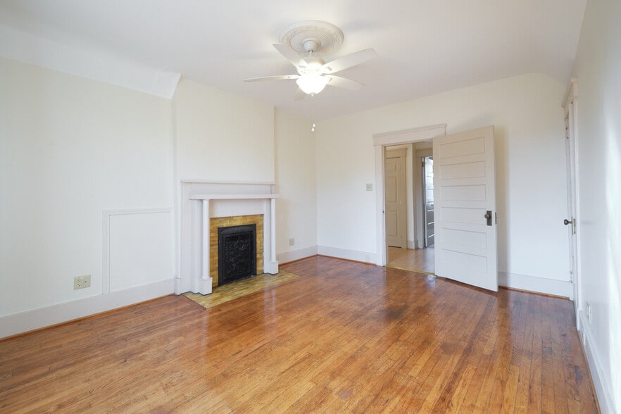 Building Photo - 803 Phillips Ave