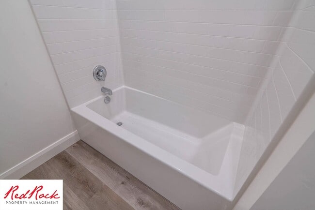 Building Photo - Spacious 3 Bedroom Unit in Desert Color With Pool & Lagoon Access