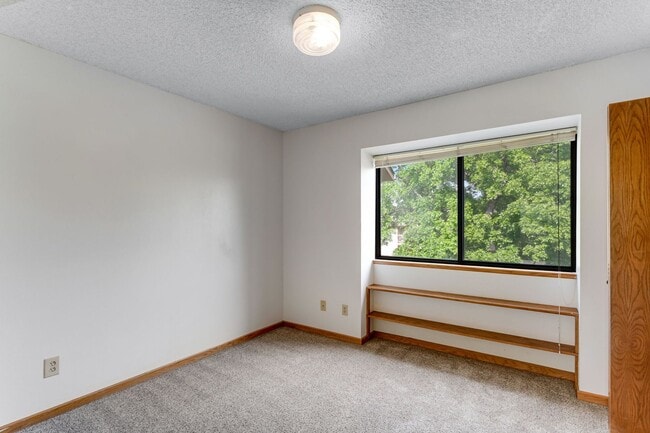 Building Photo - Cozy Condo in Convenient Location with Mou...