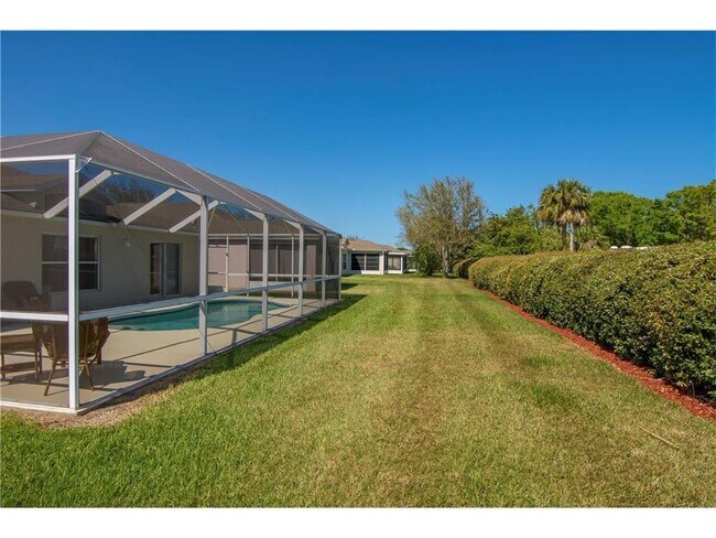 Building Photo - 993 E 13th Sq