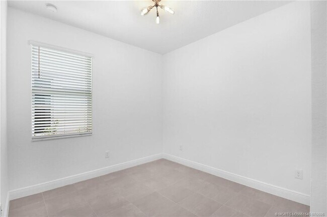 Building Photo - 4914 SW Montclair Dr