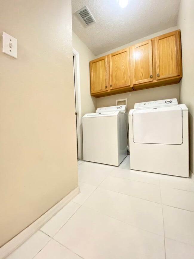 Building Photo - Beautiful Home with Water View in Waterfor...