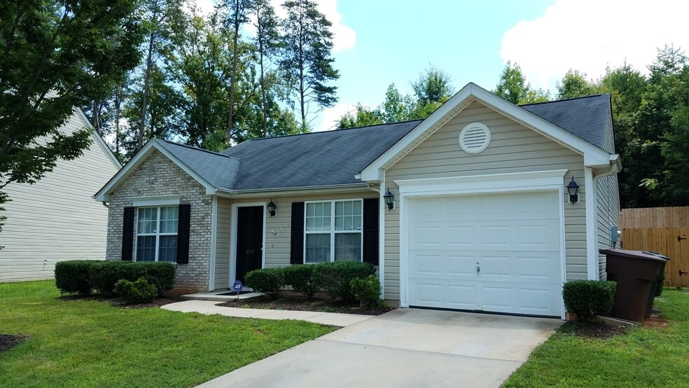 Building Photo - 210 Kinnley Ct