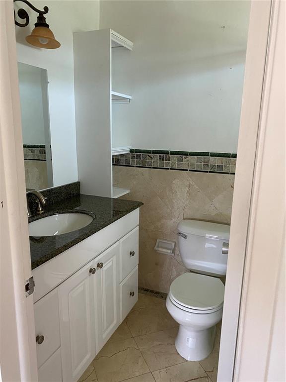 Building Photo - 500 E Country Club Cir