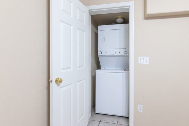 Building Photo - 3 Bed Room 2 Bath No Garage No Carport
