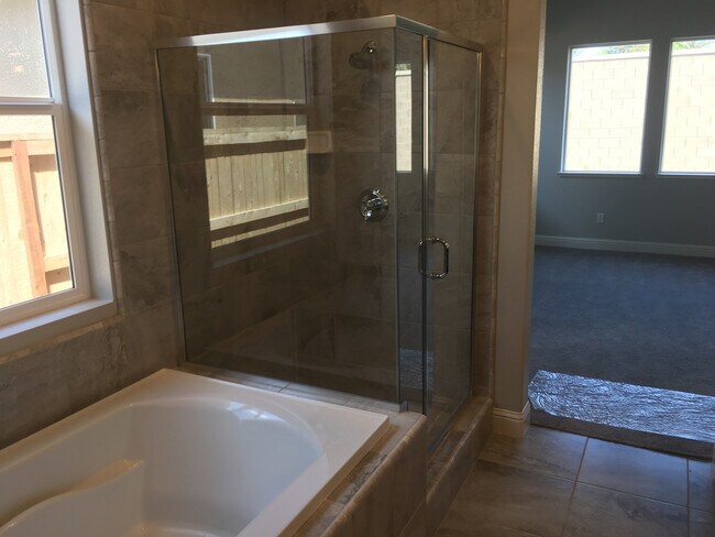 Building Photo - BEAUTIFUL ALMOST NEW HOME IN CLOVIS!