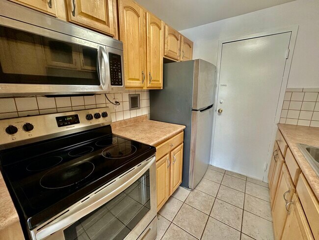 Building Photo - 900 NE 18th Ave