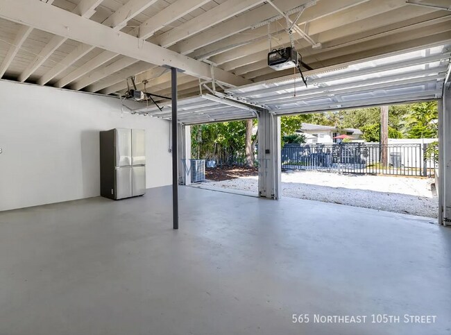 Building Photo - 565 NE 105th St