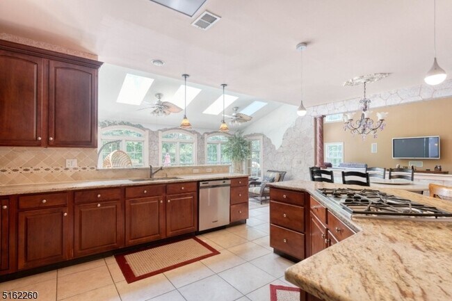 Building Photo - 12 Fieldflower Dr