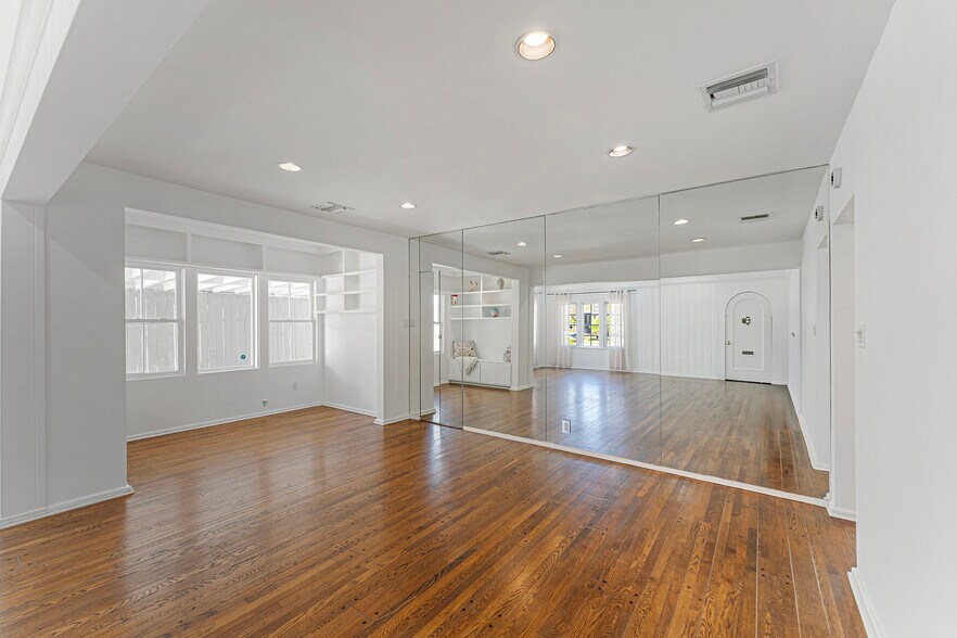 Building Photo - 332 S Crescent Dr