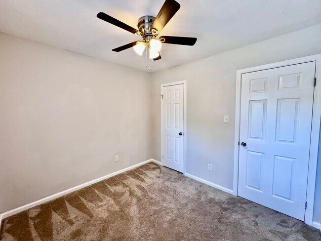 Building Photo - Gorgeous townhouse in the heart of Virgini...