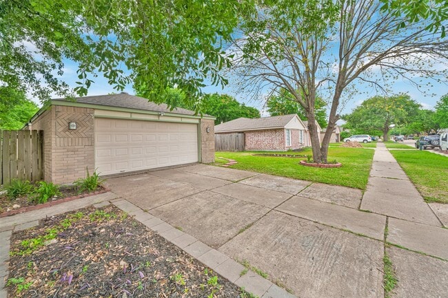 Building Photo - 22102 Breezy Hill Dr