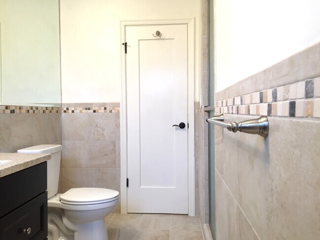 Building Photo - 1106 S Doheny Dr