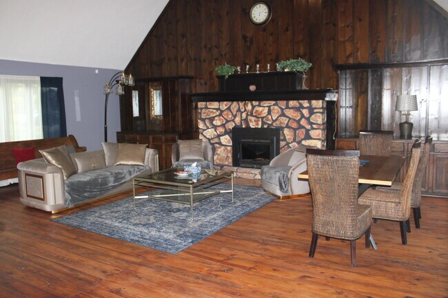 Building Photo - 2115 Pineshore Ct