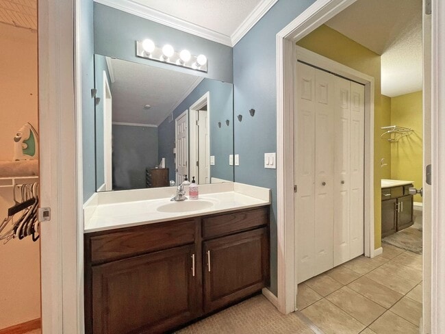 Building Photo - Spacious End Unit Townhome with Fireplace and Vaulted Ceilings is Pet Friendly!