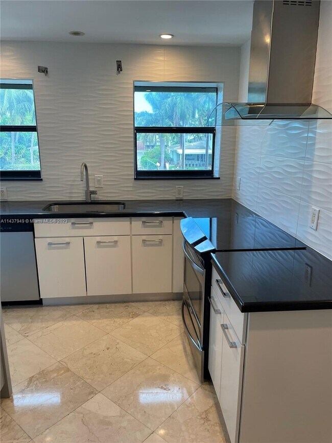 Building Photo - 76 Isle of Venice Dr