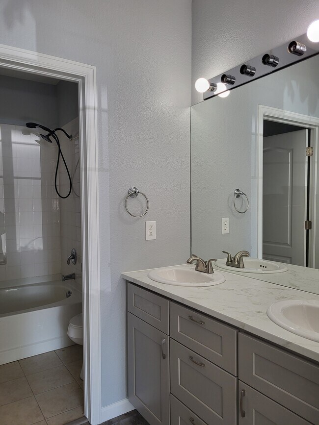 Building Photo - 4725 Hahns Peak Dr