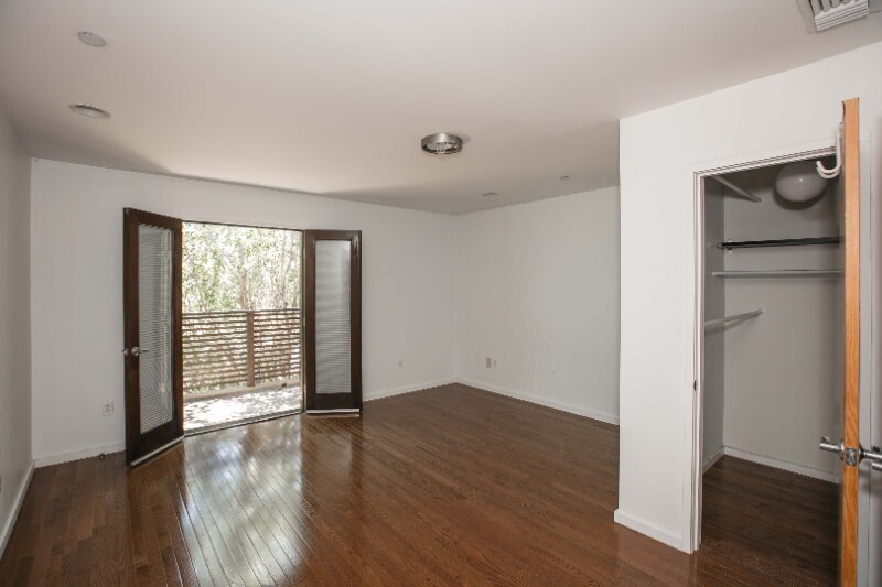 Building Photo - 627 N Niagara St