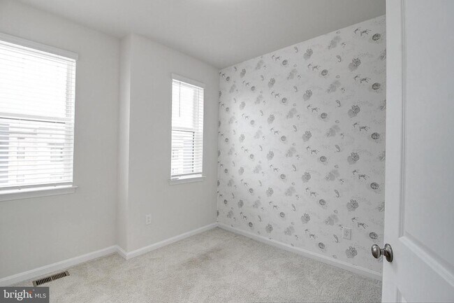 Building Photo - 470 Tiller St