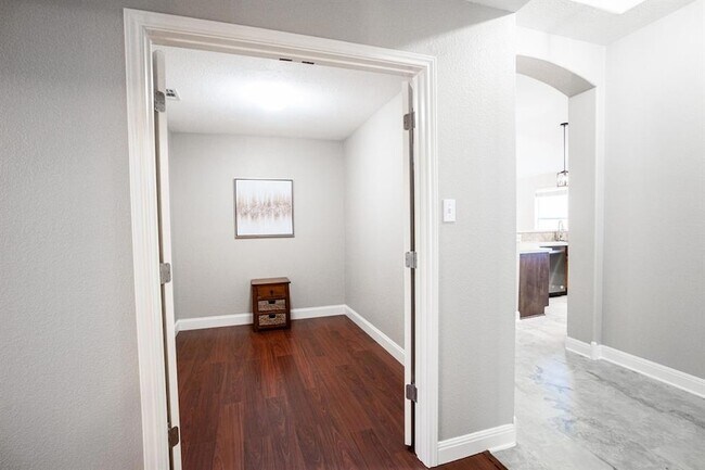 Building Photo - 725 Crane Canyon Pl