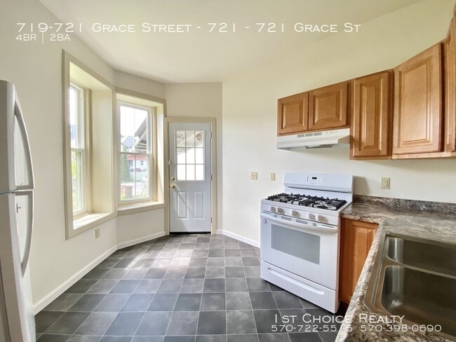 Building Photo - 4 bedroom 2 bath completely remodeled 1/2 ...