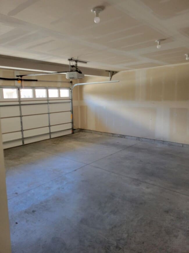 Building Photo - 3 Bedroom, 2 1/2 Bathroom Townhouse -2 weeks free rent with 1-year lease-