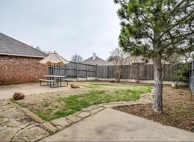 Building Photo - 8401 Greenfield Dr