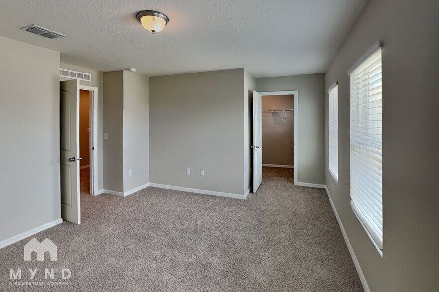 Building Photo - 320 Daffodil Ln