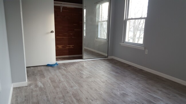 Building Photo - Spacious 3 Bedroom, 1 Bath Townhome in Hav...