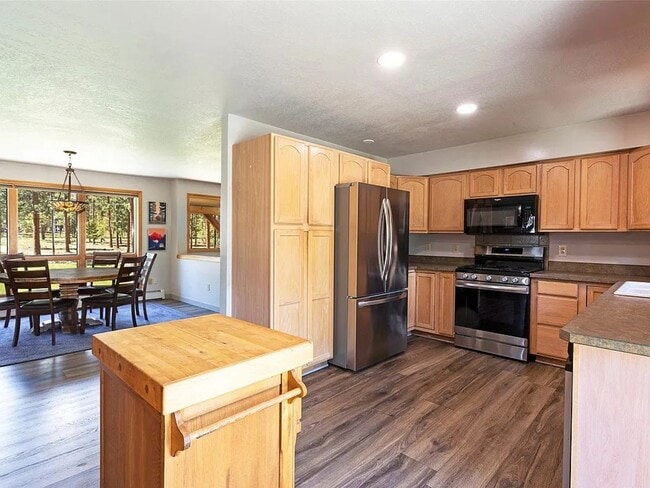 Building Photo - Beautiful spacious 3 bed, 3 bath home situated on 2.53 private acres in Stevensville.