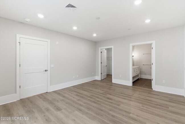 Building Photo - 215 2nd Ave