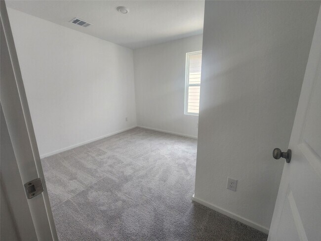 Building Photo - 906 Pertuso Ln