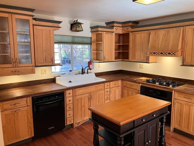 Building Photo - Classic Tahoe Knotty Pine Cabin newly remo...
