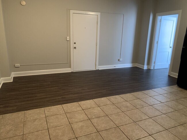 Building Photo - 2 Bedroom 1  Bath Apartment