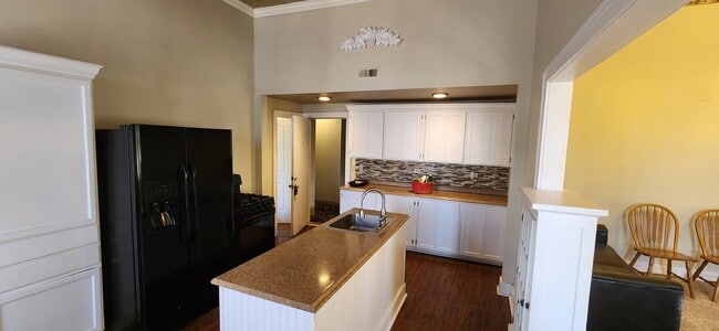 Building Photo - 403 14th St