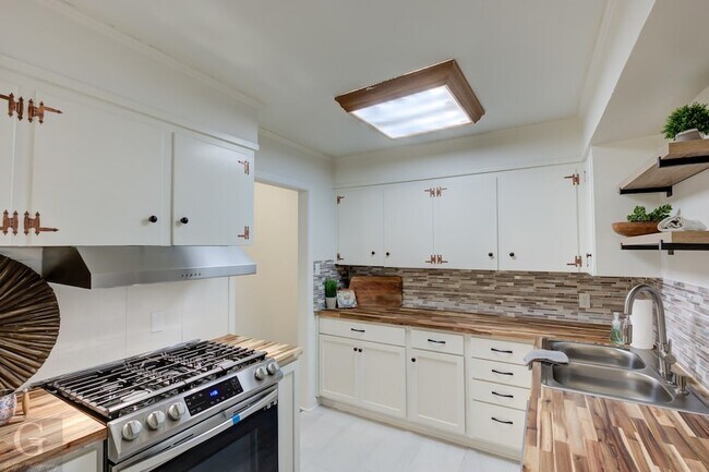 Building Photo - 9478 Poinsettia Dr