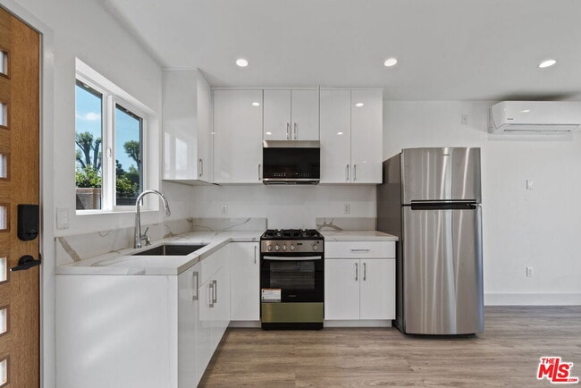 Building Photo - 6229 Sylvia Ave