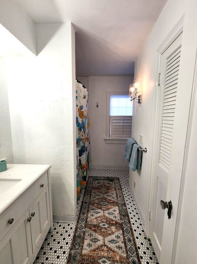 Building Photo - 3 Bed 2.5 Bath Plus ADU in Gatewood Add NW OKC