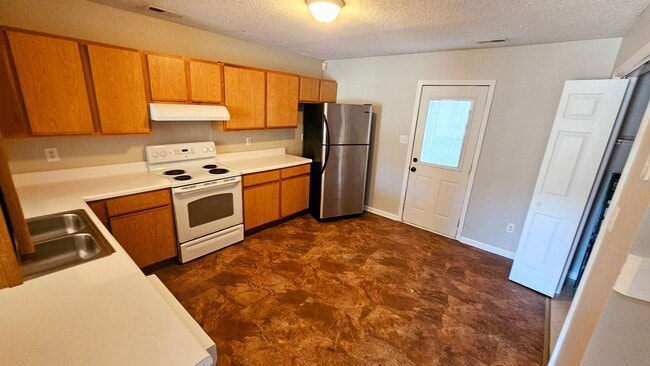 Building Photo - 2 BR 2.5 BA in Hunters Creek