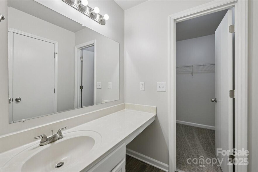 Building Photo - 7030 Huntsmaster Dr