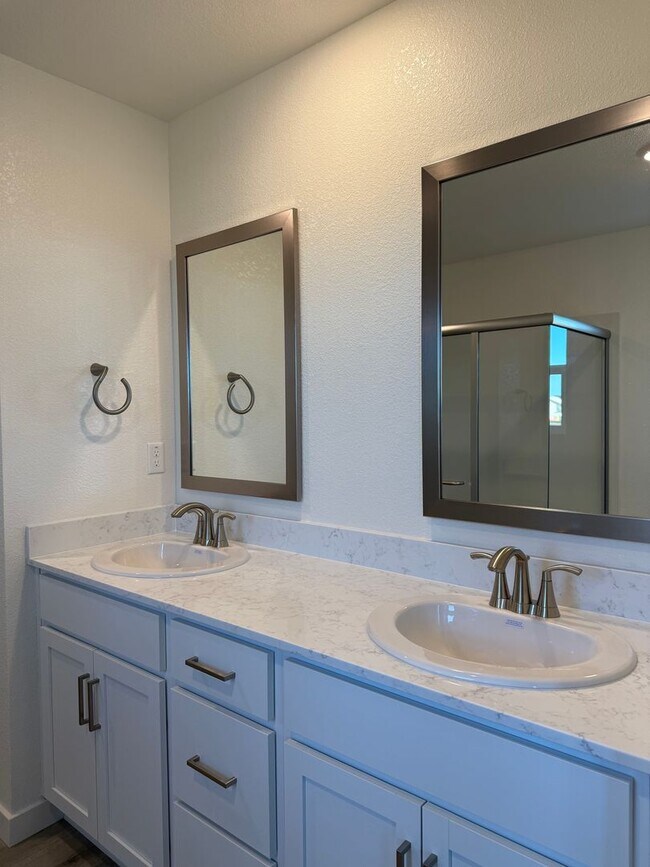 Building Photo - Spectacular New 5/3 Bath Available Now!