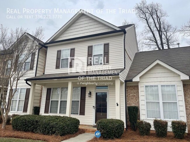 Building Photo - 2 Bedroom/2.5 Bath Townhouse in Greensboro